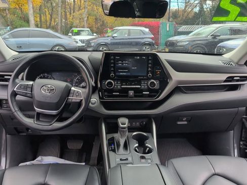 Used 2022 Toyota Highlander XLE image 16