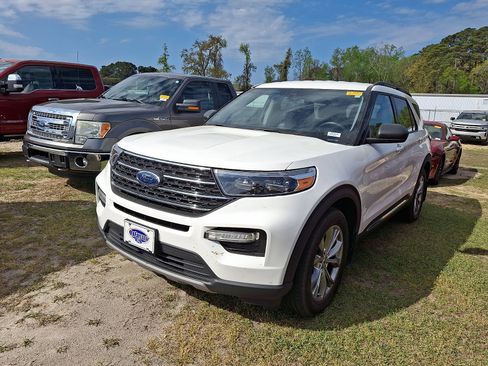 Used 2023 Ford Explorer XLT w/ Equipment Group 202A image 3
