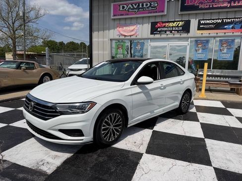 Used 2019 Volkswagen Jetta SE image 2