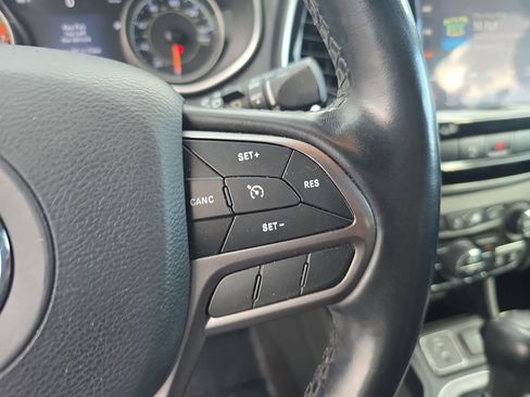 Used 2019 Jeep Cherokee Limited image 25