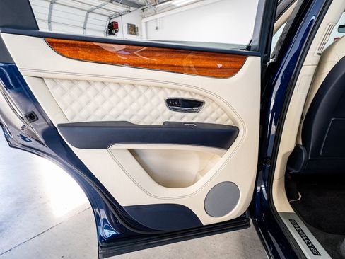 Used 2021 Bentley Bentayga image 55