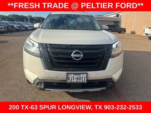 Used 2024 Nissan Pathfinder Platinum FWD image 2