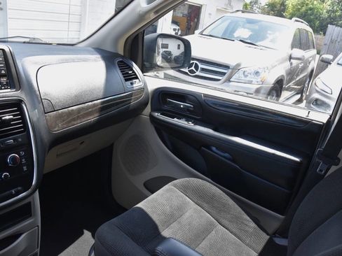 Used 2019 Dodge Grand Caravan SE FWD image 22