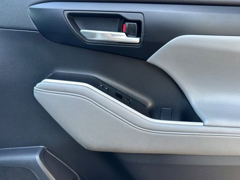 Certified 2021 Toyota Highlander XLE image 22