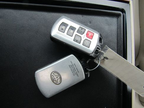 Used 2013 Toyota Sienna XLE FWD image 43