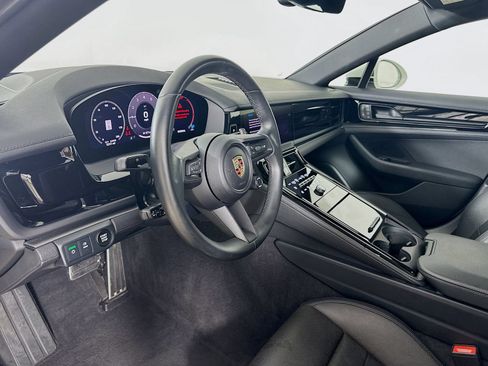Used 2025 Porsche Panamera RWD image 29