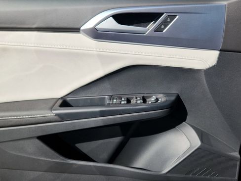 New 2025 Volkswagen Taos SE image 8