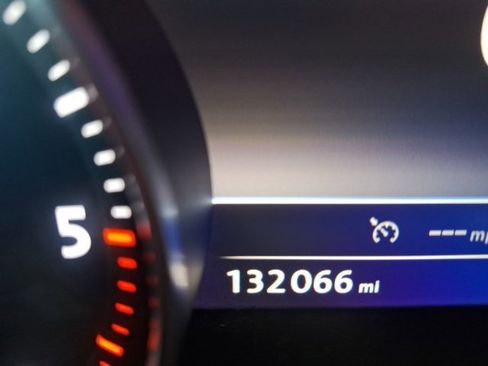 Used 2016 Volkswagen Touareg Sport image 22