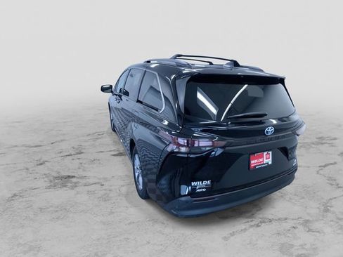 Used 2023 Toyota Sienna XLE image 7