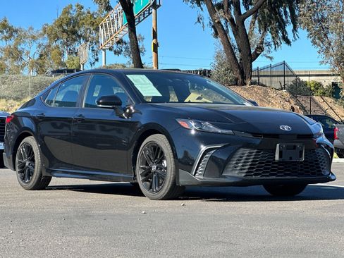 Used 2025 Toyota Camry SE image 8
