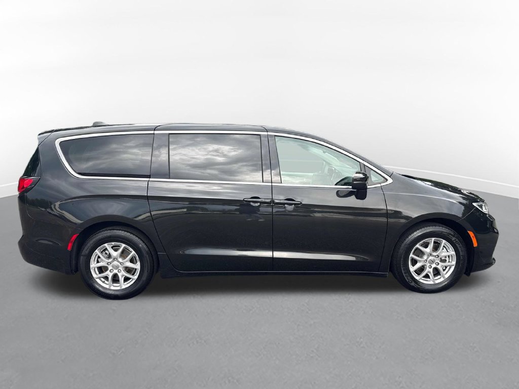 Used 2023 Chrysler Pacifica Touring-L FWD image 4