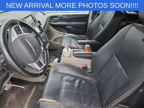 Used 2014 Chrysler Town & Country Touring image 11