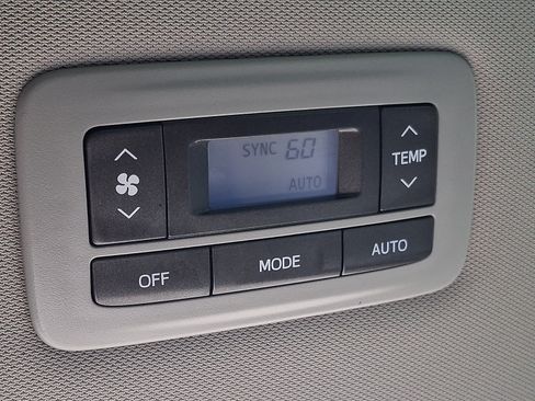 Used 2017 Toyota Sienna XLE Premium FWD image 12