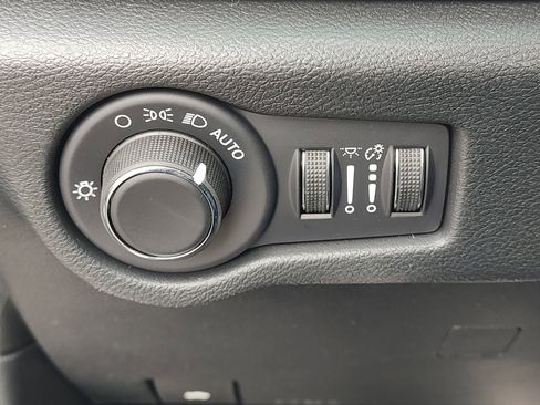 New 2026 Chrysler Voyager LX image 26