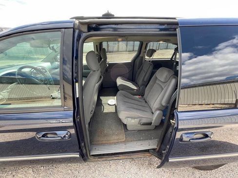 Used 2005 Chrysler Town & Country Touring FWD image 23
