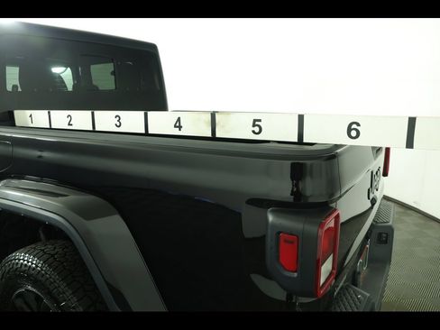 Used 2021 Jeep Gladiator Sport image 12