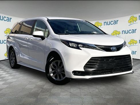 Used 2025 Toyota Sienna LE image 1