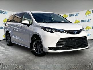 Used 2025 Toyota Sienna LE video 1