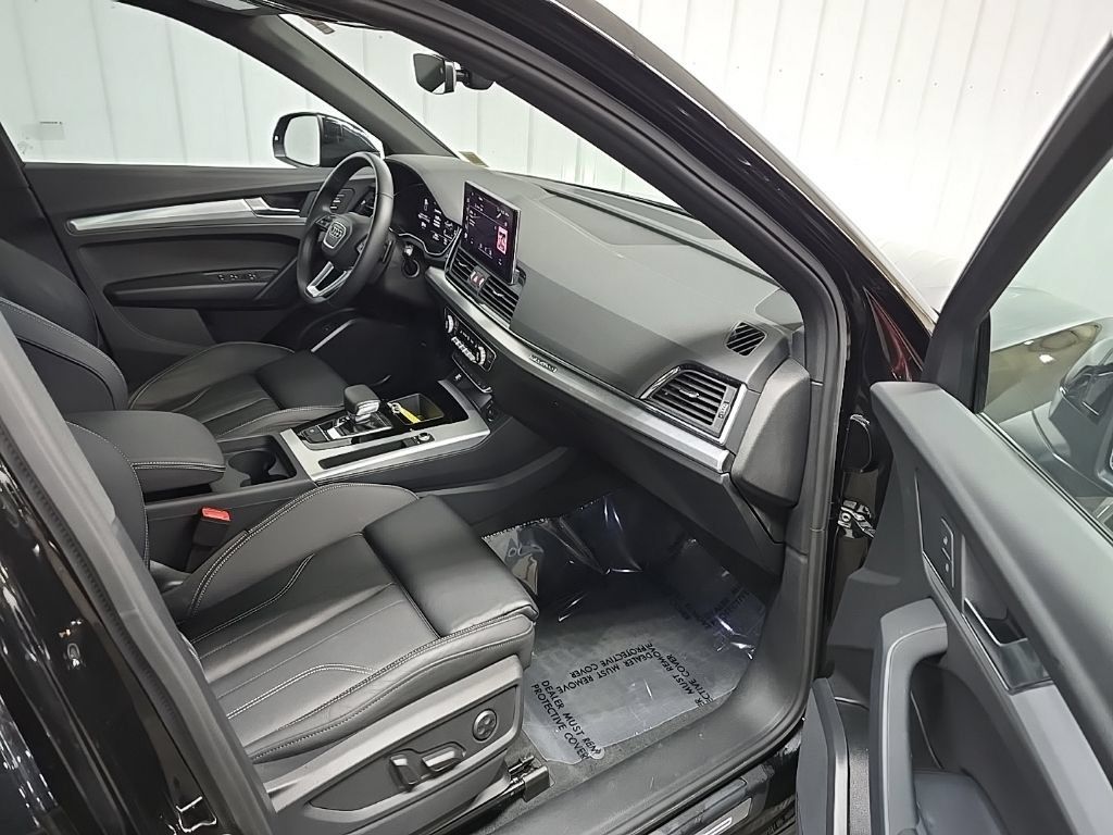 Used 2025 Audi Q5 2.0T Premium w/ Convenience Plus Package AWD/4WD image 16