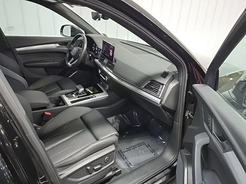 Used 2025 Audi Q5 2.0T Premium w/ Convenience Plus Package AWD/4WD image 16