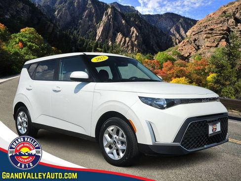 Used 2025 Kia Soul LX w/ LX Technology Package FWD image 1