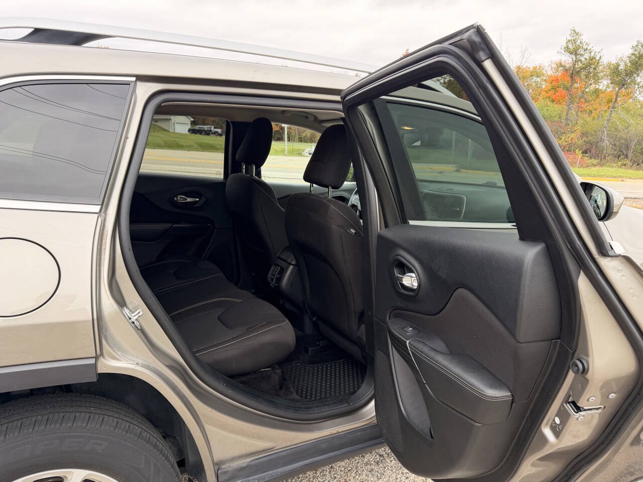 Used 2016 Jeep Cherokee Latitude w/ Comfort/Convenience Group AWD/4WD image 29