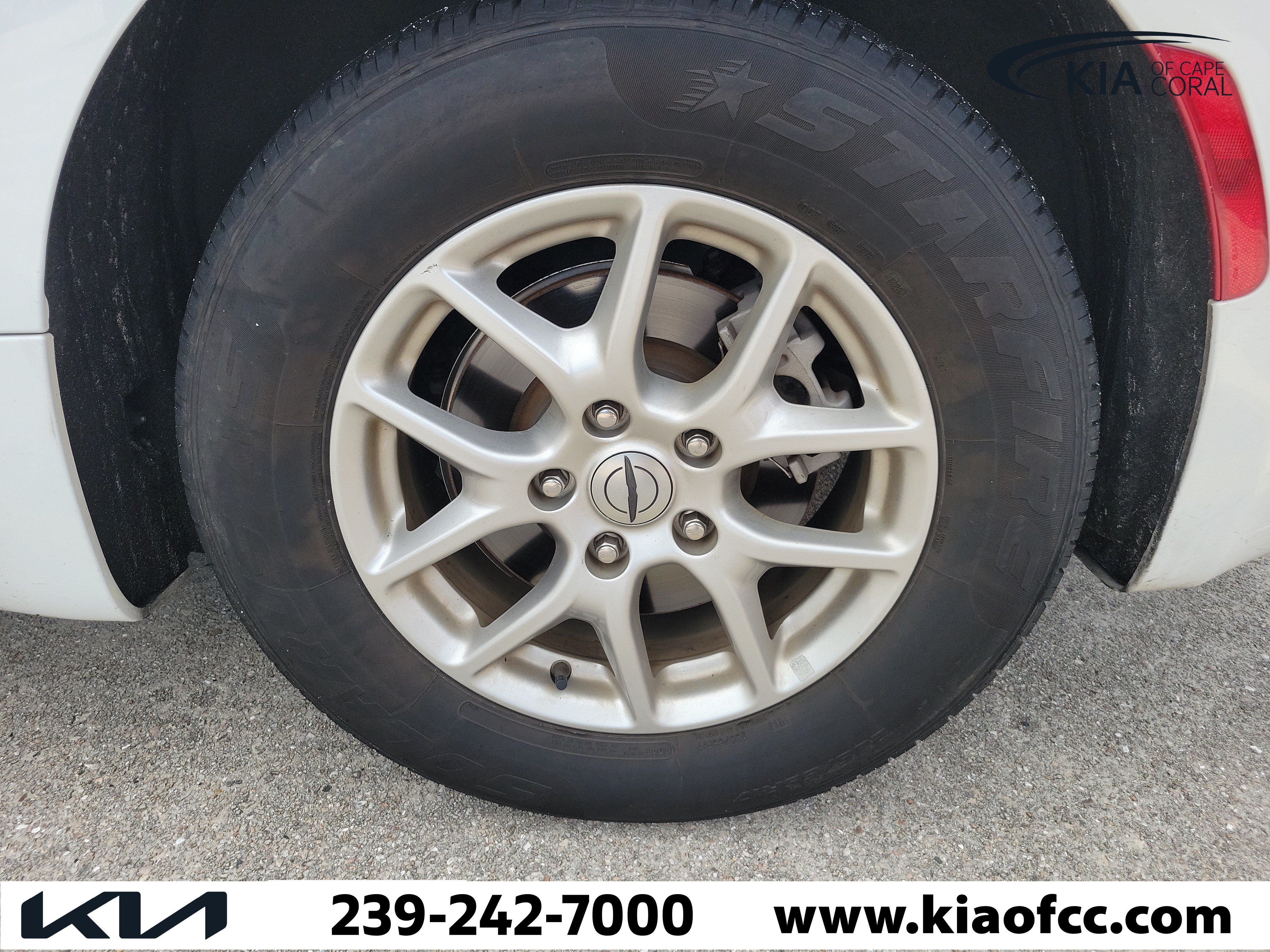 Used 2024 Chrysler Pacifica Touring-L FWD image 7