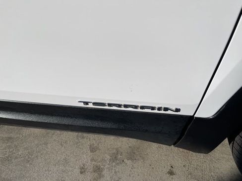 Used 2024 GMC Terrain SLT image 21