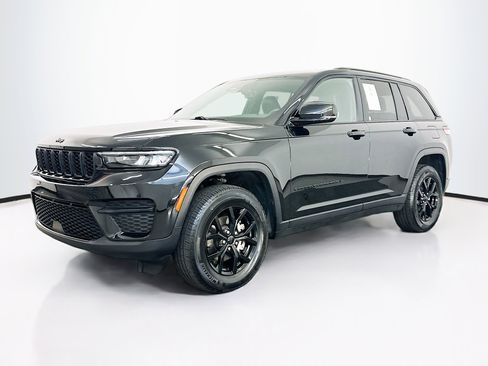 Used 2025 Jeep Grand Cherokee Altitude AWD/4WD image 3