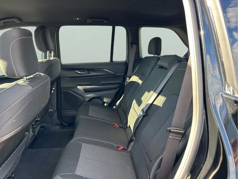 Used 2025 Jeep Grand Cherokee Laredo image 27