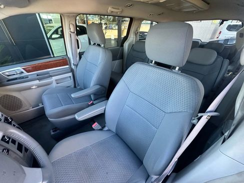 Used 2009 Chrysler Town & Country Touring FWD image 18