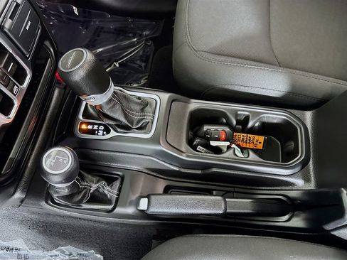 Used 2023 Jeep Gladiator Overland image 17