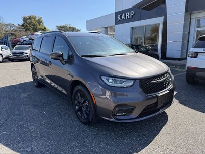 Used 2022 Chrysler Pacifica Touring-L w/ S Appearance Package