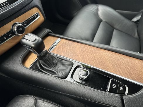 Used 2022 Volvo XC90 T6 Momentum w/ Advanced Package image 22