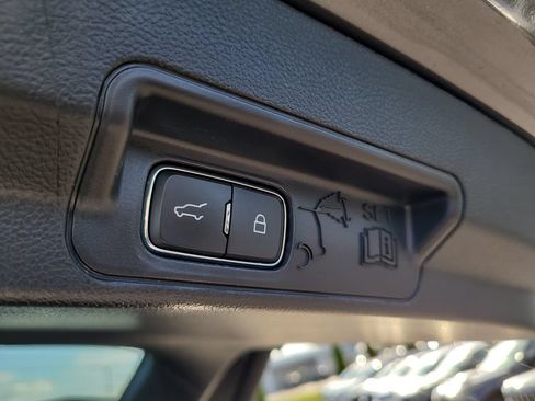 Used 2022 Ford Explorer XLT w/ Equipment Group 202A RWD image 9