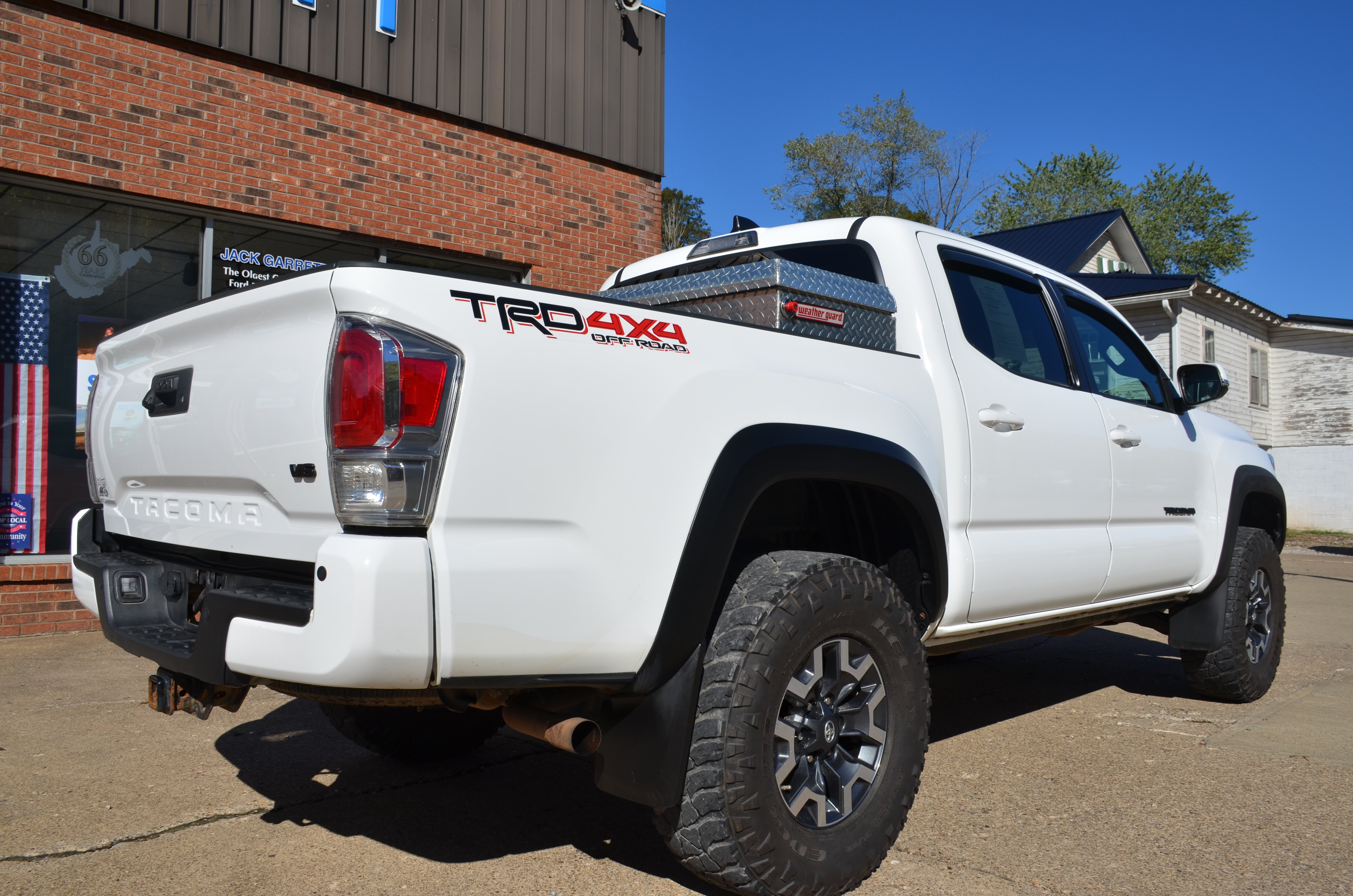 Used 2023 Toyota Tacoma TRD Off-Road w/ Technology Package AWD/4WD image 4