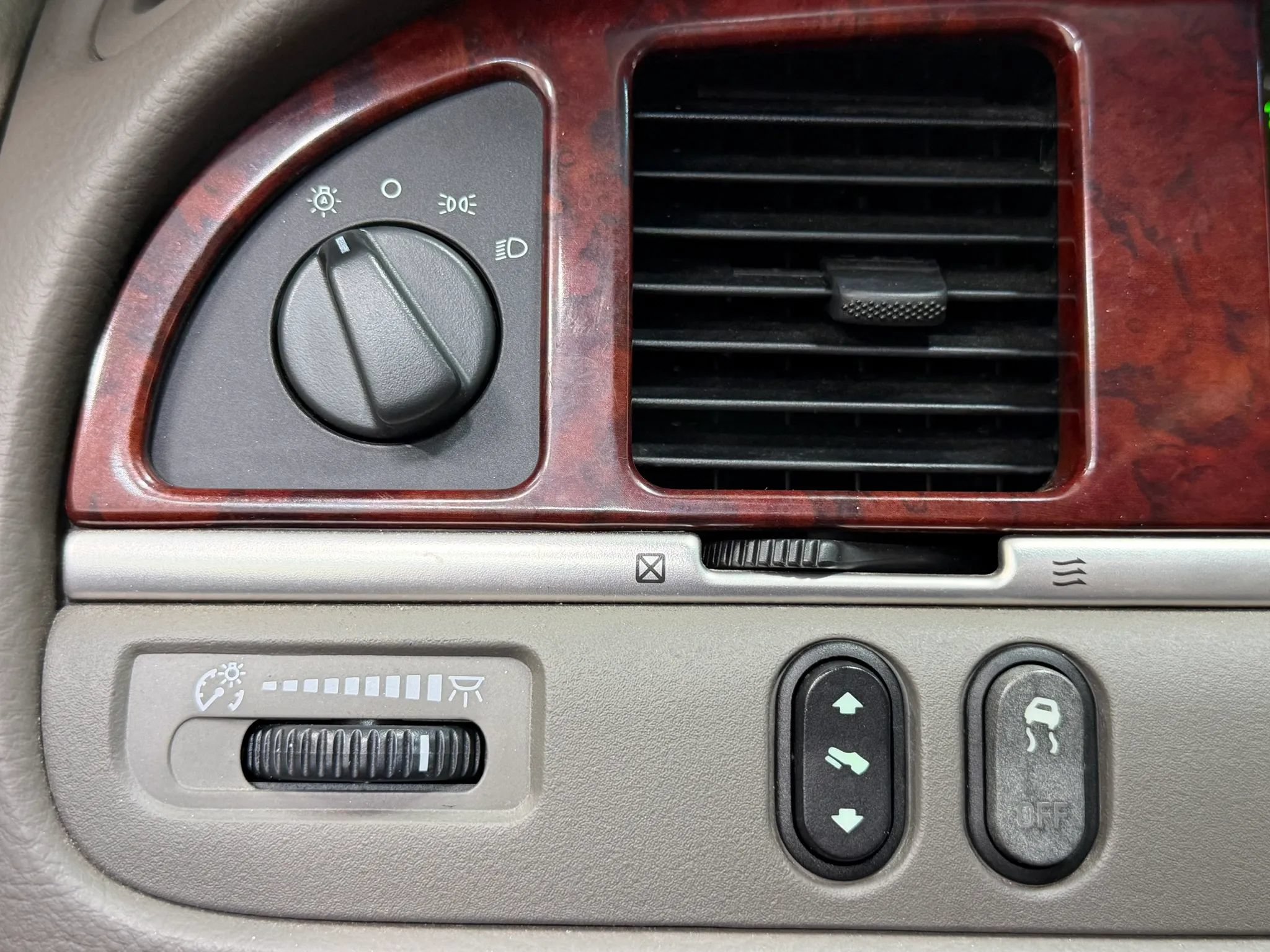 Used 2004 Lincoln Town Car Ultimate RWD image 23
