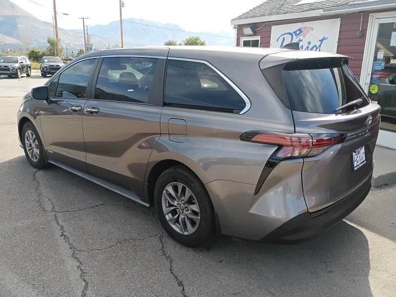 Used 2021 Toyota Sienna XLE AWD/4WD image 3