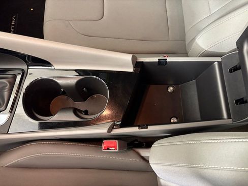 Used 2024 Hyundai Elantra Blue image 31