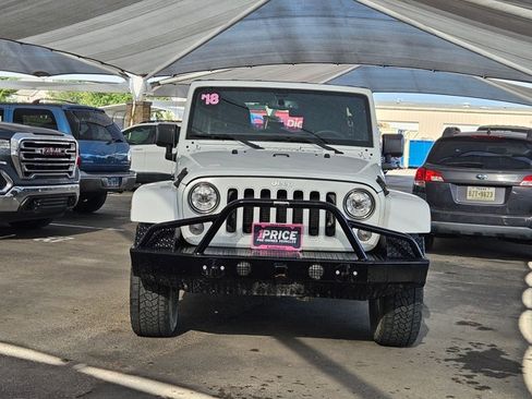 Used 2018 Jeep Wrangler Unlimited Sahara w/ Connectivity Group AWD/4WD image 2
