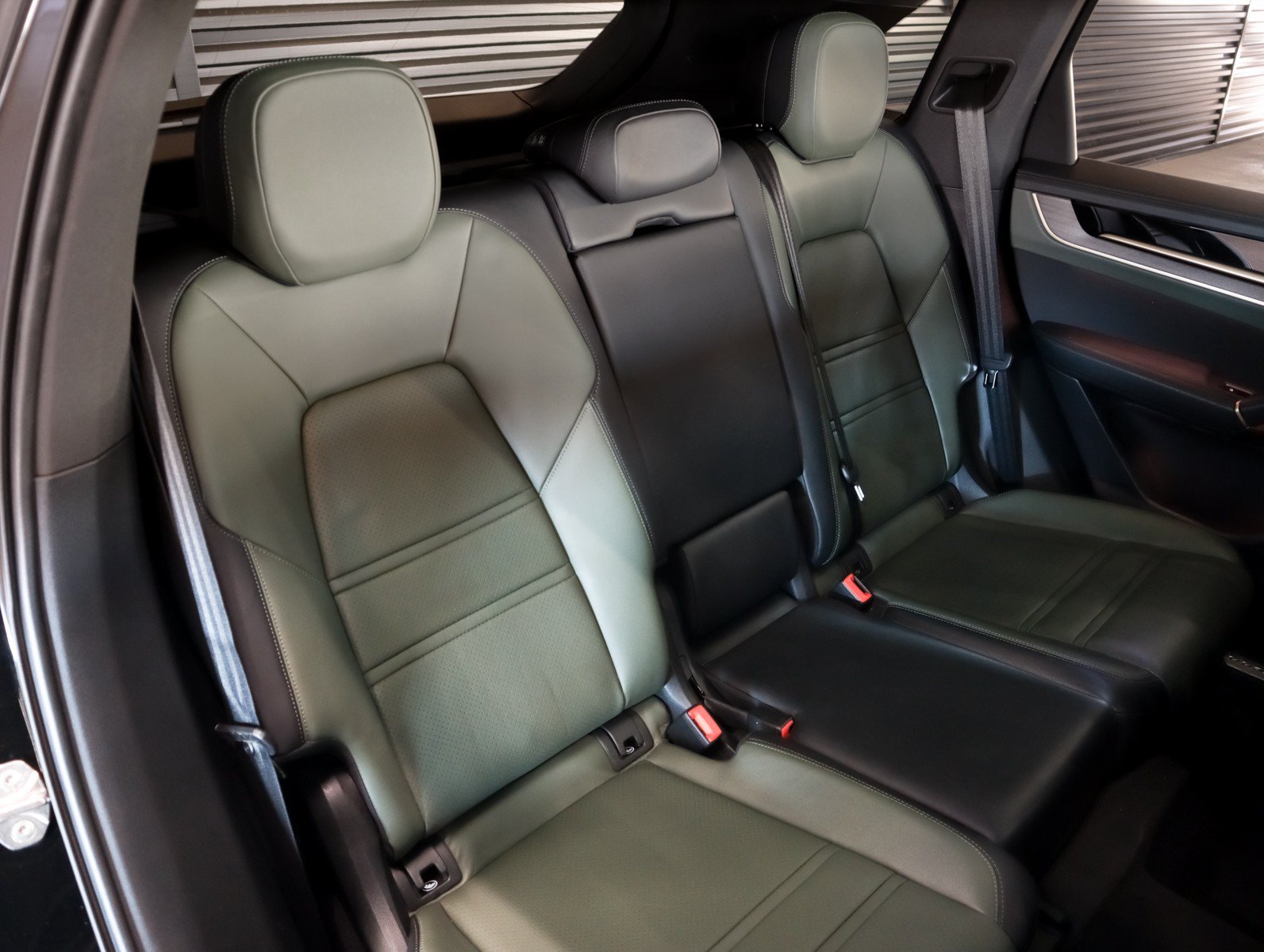 Certified 2024 Porsche Cayenne w/ Premium Package AWD/4WD image 6