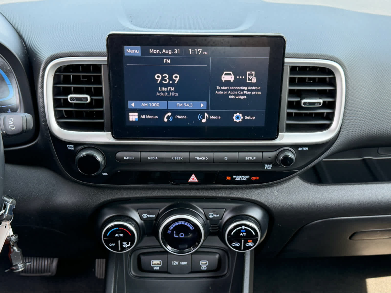 Used 2023 Hyundai Venue SEL w/ Cargo Package FWD image 17