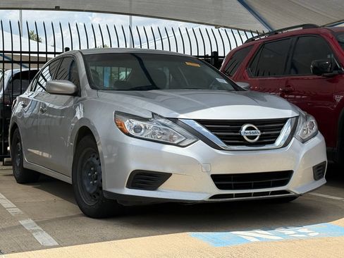 Used 2016 Nissan Altima 2.5 S w/ Power Driver Seat Package FWD image 3