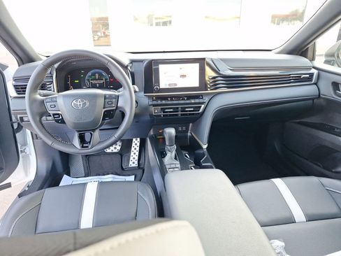 Used 2025 Toyota Camry SE image 19