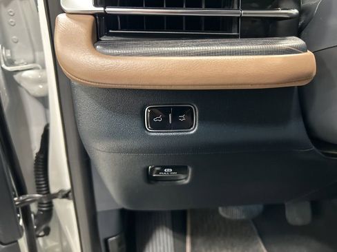 Used 2025 Lincoln Navigator L Black Label image 11