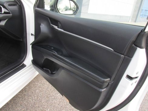 Used 2018 Toyota Camry SE image 63