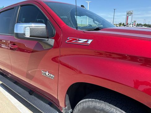 Used 2022 Chevrolet Silverado 1500 LT w/ Z71 Off-Road Package AWD/4WD image 5