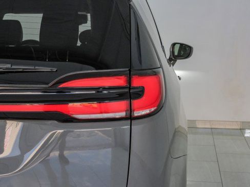 Used 2022 Chrysler Pacifica Touring-L image 39