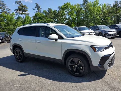 New 2026 Volkswagen Taos SE FWD image 3