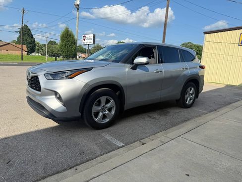 Used 2022 Toyota Highlander LE AWD/4WD image 4